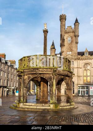 Il Mercat Cross su Castle Street con la Cittadella dell'Esercito Della Salvezza dietro Aberdeen Scotland Foto Stock