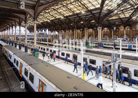 London Liverpool Street station; treni in attesa sulle piattaforme, Liverpool Street station Terminus London UK - esempio di viaggio ferroviario Regno Unito Foto Stock