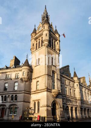 La torre della Town House all'angolo tra Broad Street e Union Street Aberdeen Scotland Foto Stock
