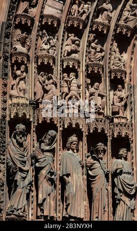 Dettaglio architettonico delle statue sul portico della Cattedrale di Notre Dam a Strasburgo, Alsazia, Francia. Foto Stock