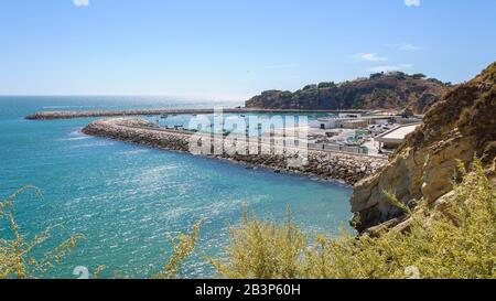 Vista del porto di pescatori di Albufeira, Algarve, Portogallo Foto Stock