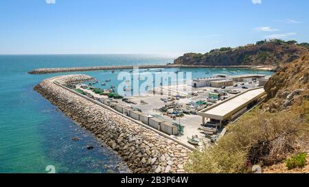 Vista del porto di pescatori di Albufeira, Algarve, Portogallo Foto Stock