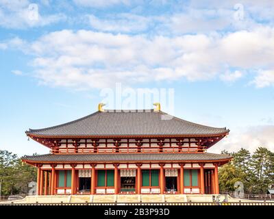 Tempio buddista arancione Kofuku-ji, con ornamenti del tetto ricurvi in oro nell'ex capitale giapponese di Nara e spazio copia cielo blu. Foto Stock