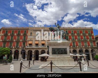 Reus/Spagna; 23 maggio 2015: Piazza prim, con la statua equestre del generale Joan prim e il teatro Fortuny, Reus, Spagna Foto Stock