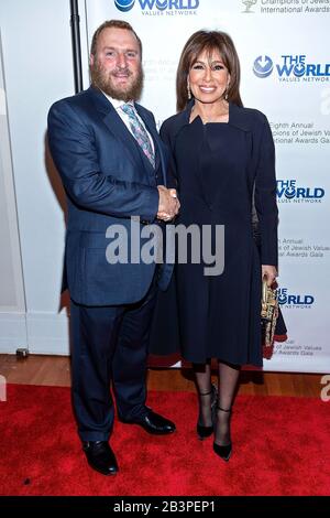 New York, NY, Stati Uniti. 3rd Mar, 2020. Rabbi Shmuley Boteach, Giudice Jeanine Pirro Agli Arrivi Dell'Ottavo Gala Annuale Dei Campioni Internazionali Dei Valori Ebraici, Carnegie Hall, New York, Ny 3 Marzo 2020. Credit: Steve Mack/Everett Collection/Alamy Live News Foto Stock