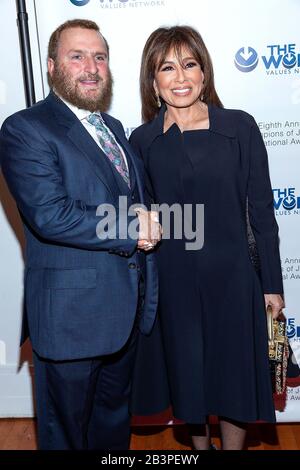 Rabbi Shmuley Boteach, Giudice Jeanine Pirro Agli Arrivi Dell'Ottavo Gala Annuale Dei Campioni Internazionali Dei Valori Ebraici, Carnegie Hall, New York, Ny 3 Marzo 2020. Foto Di: Steve Mack/Everett Collection Foto Stock