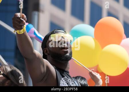 Un ritratto candido di un uomo alla parata del Toronto Pride Giugno 2019 Foto Stock