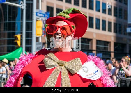 Un ritratto candido di un uomo alla parata del Toronto Pride Giugno 2019 Foto Stock