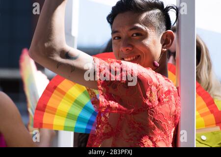 Un ritratto candido di un uomo alla parata del Toronto Pride Giugno 2019 Foto Stock