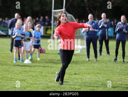 La duchessa di Cambridge che gioca il calcio gaelico al Salthill Knocknacarra GAA Club di Galway, dove sta visitando con il Duca di Cambridge per saperne di più sugli sport tradizionali durante il terzo giorno della loro visita nella Repubblica d'Irlanda. Foto Stock