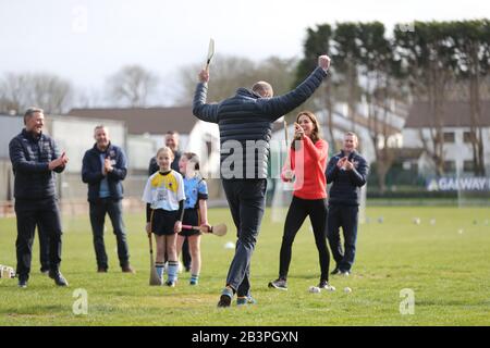 Il Duca e la Duchessa di Cambridge cercano di fare male durante una visita al Salthill Knocknacarra GAA Club di Galway, per saperne di più sugli sport tradizionali durante il terzo giorno della loro visita nella Repubblica d'Irlanda. Foto Stock