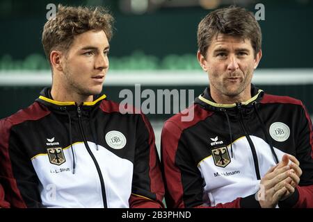 05 Marzo 2020, Renania Settentrionale-Vestfalia, Duesseldorf: Tennis, Uomini: Coppa Davis - Qualifiche, Qualifiche, Germania - Bielorussia Nel Castello. Il numero uno del team tedesco Jan-Lennard Struff (l) e il capitano del team Michael Kohlmann seguono il pareggio. La Coppa Davis contro la Bielorussia si svolgerà dal 06.03 al 07.03.2020 a Düsseldorf. Foto: Federico Gambarini/Dpa Foto Stock