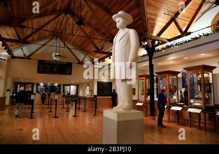 La statua di Jack Daniel all'interno del centro visitatori della distilleria Jack Daniel.Lynchburg.Tennessee.USA Foto Stock