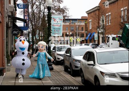 Personaggi congelati Elsa e OLAF camminando lungo la Main Street nel centro storico di Franklin.Tennessee.USA Foto Stock