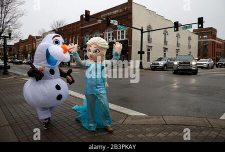 Personaggi congelati Elsa e OLAF camminando lungo la Main Street nel centro storico di Franklin.Tennessee.USA Foto Stock