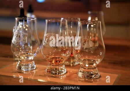 I bicchieri da degustazione contengono whisky sul tavolo della sala di degustazione della distilleria Leiper's Fork.Franklin.Tennessee.USA Foto Stock