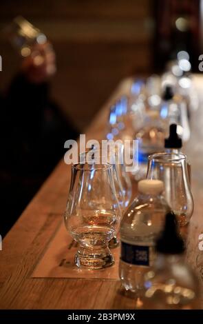 I bicchieri da degustazione contengono whisky sul tavolo della sala di degustazione della distilleria Leiper's Fork.Franklin.Tennessee.USA Foto Stock