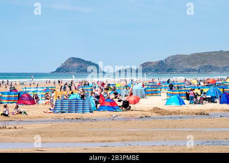 Un'affollata spiaggia Perran in una calda giornata di luglio - Perranporth, nel nord della Cornovaglia, nel Regno Unito. Foto Stock