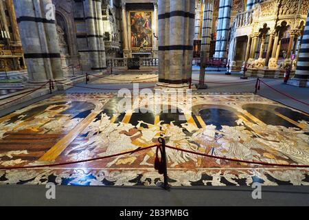 Pannello in marmo al piano interno del Duomo di Siena Foto Stock