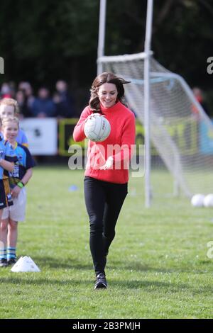 La duchessa di Cambridge che gioca il calcio gaelico al Salthill Knocknacarra GAA Club di Galway, dove sta visitando con il Duca di Cambridge per saperne di più sugli sport tradizionali durante il terzo giorno della loro visita nella Repubblica d'Irlanda. Foto Stock