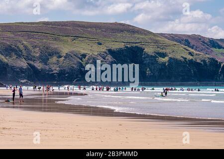 Perran Beach in una calda giornata di luglio - Perranporth, nord Cornovaglia, Regno Unito. Foto Stock