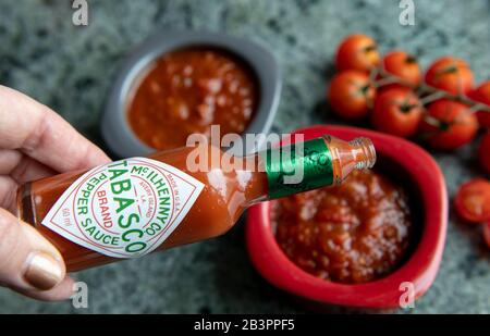 Spice up il vostro salsa di salsa di salsa di salsa di pepe di Tabasco alla salsa di pomodoro.Hong Kong, Cina:05 Mar,2020. Foto Stock