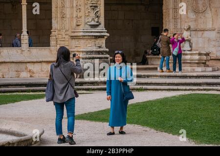 Le donne turisti scattano foto all'interno del monastero di Jeronimos a Lisbona Portogallo Foto Stock