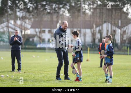 Il Duca di Cambridge prova la sua mano a scagliarsi al Salthill Knocknacarra GAA Club di Galway, dove sta visitando con la Duchessa di Cambridge per saperne di più sugli sport tradizionali durante il terzo giorno della loro visita nella Repubblica d'Irlanda. Foto Stock