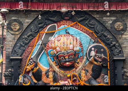 Statua di Kala Bhairab (Shiva nel suo aspetto più temibile) a Durbar Square a Kathmandu, Nepal Foto Stock