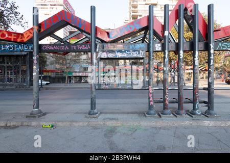 Santiago, Cile – 01 Marzo. 2020: Distruzione della zona zero. Foto Stock