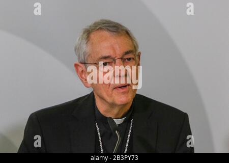 Ludwig Schick, Arcivescovo cattolico romano di Bamberg e presidente del Comitato per gli Affari internazionali della Chiesa della Conferenza Episcopale tedesca, interviene in una conferenza stampa. I risultati del sinodo Amazzonico sono stati discussi in una conferenza stampa durante la sessione plenaria di primavera della Conferenza Episcopale tedesca a Magonza, Germania, il 4 marzo 2020. (Foto Di Michael Debets/Pacific Press/Sipa Usa) Foto Stock