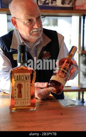 Guida turistica che presenta il whisky di Bourbon dalla distilleria Heaven Hill durante una sessione di degustazione al Bourbon Heritage Centre.Heaven Hill Distillery.Bardstown.Kentucky.USA Foto Stock