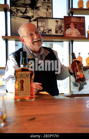 Guida turistica che presenta il whisky di Bourbon dalla distilleria Heaven Hill durante una sessione di degustazione al Bourbon Heritage Centre.Heaven Hill Distillery.Bardstown.Kentucky.USA Foto Stock