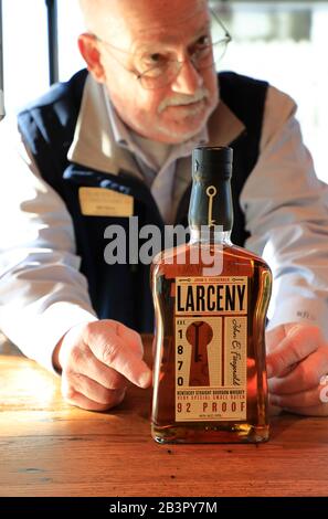 Guida turistica che presenta il whisky di Bourbon dalla distilleria Heaven Hill durante una sessione di degustazione al Bourbon Heritage Centre.Heaven Hill Distillery.Bardstown.Kentucky.USA Foto Stock