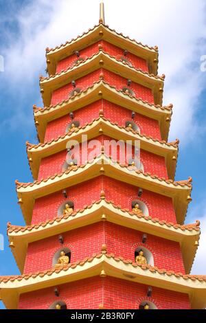 Sha Tin, Hong Kong, Cina - statue di Buddha al Tempio di 10.000 Buddha. Foto Stock