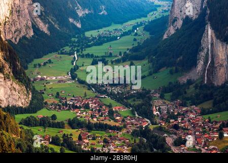 Valle di Lauterbrunnen nelle Alpi svizzere con una cascata iconica Foto Stock