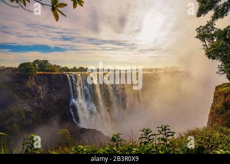 Tramonto alle Cascate Vittoria sul fiume Zambesi nello Zimbabwe Foto Stock