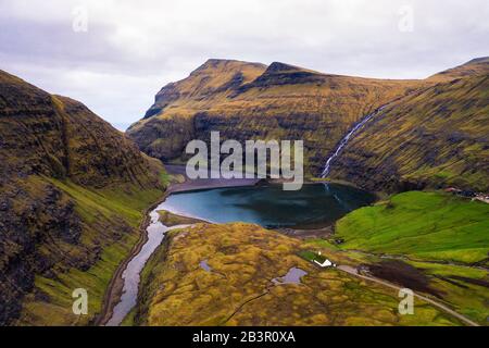 Veduta aerea del lago vicino Saksun sulle isole Faroe Foto Stock