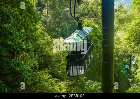 Cabina per funivia che attraversa la foresta pluviale tropicale vicino a Jaco in Costa Rica Foto Stock