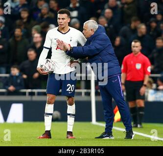 Londra, INGHILTERRA - MARZO 04: L-R Tottenham Hotspur manager Jose Mourinho avendo parole con Tottenham Hotspur's Dele Alli durante la fa Cup Emirates Fifth Foto Stock