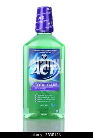Irvine, CA - 05 gennaio 2014: Una bottiglia DI ACT Total Care, Collutorio anticavitario. Un flacone da 1 litro di collutorio per l'igiene orale con fluoruro. Foto Stock