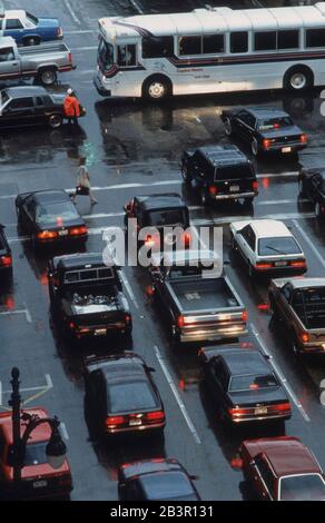 Austin, Texas Stati Uniti d'America (non): Traffico del centro in giornata piovosa. ©Bob Daemmrich Foto Stock