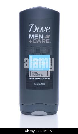 Irvine, CA - 14 maggio 2014: Una bottiglia da 13.5oz di dove Men +Care Body and Face Washer. Dove è un marchio di cura personale di proprietà di Unilever. Foto Stock