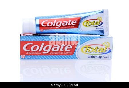 Irvine, CA - 14 maggio 2014: Un tubo da 6oz di Dentifricio Colgate Total. Colgate, un marchio secondario di Colgate-Palmolive, è una linea di prodotti per l'igiene orale di denti Foto Stock