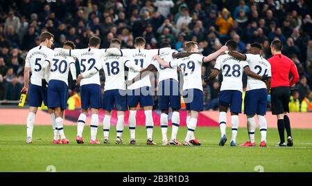 Londra, INGHILTERRA - MARZO 04: Tottenham Hotspur giocatori in attesa di prendere la pena durante la partita della Fifth Round della Coppa Emirates fa tra Tottenham Hotspur Foto Stock