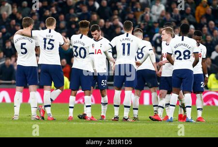 Londra, INGHILTERRA - MARZO 04: Troy Parrott di Tottenham Hotspur si è rifiutato dopo aver perso la pena e si è consolato dal suo Team Mates durante Emirates fa Foto Stock