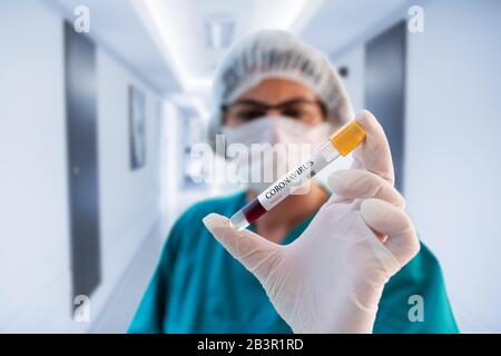 Campione di sangue in un pallone per analisi in ospedale. Corona virus e la produzione di vaccino. Virus Corona superato Foto Stock