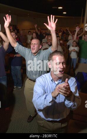 Waco, Texas USA, 14 novembre 2001: I membri della Chiesa Battista Antiochia di Waco celebrano la liberazione degli operatori umanitari e degli alunni della Baylor University, Heather Mercer e Dana Curry. I due membri della chiesa sono stati tenuti dai talebani per più di tre mesi e sono stati rilasciati all'inizio di giovedì e volarono in Pakistan. ©Bob Daemmrich Foto Stock