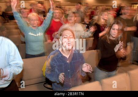 Waco, Texas USA, 14 novembre 2001: I membri della Chiesa Battista Antiochia di Waco celebrano la liberazione degli operatori umanitari e degli alunni della Baylor University, Heather Mercer e Dana Curry. I due membri della chiesa sono stati tenuti dai talebani per più di tre mesi e sono stati rilasciati all'inizio di giovedì e volarono in Pakistan. ©Bob Daemmrich Foto Stock