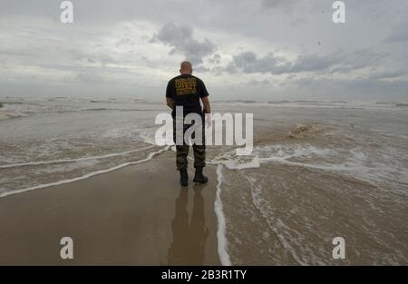 Surfside Beach Texas USA, 23 settembre 2005: Aumento di tempesta da uragano Rita libbre questa comunità di spiaggia prima della caduta prevista dell'uragano il giorno successivo. ©Bob Daemmrich Foto Stock